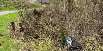 Der Unfall ereignete sich auf der Neudorfstrasse von Hütten in Richtung Finstersee. Der Wagen blieb stundenlang im Gestrüpp liegen.