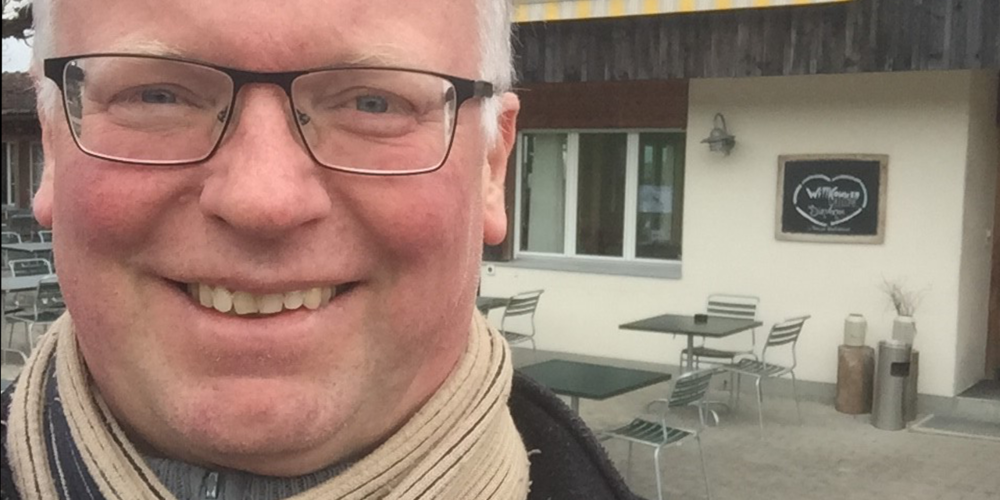 Jürgen Kaesler vor dem Eingang zum Höhenrestaurant.