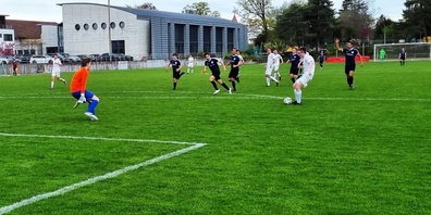 Im Stile eines abgebrühten Seniors erzielt der Junior Andri Hollenweger das vorentscheidende 2:1. 