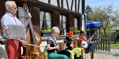 Die Volksmusik-Band Viva Varia und Fründe sorgte am Frühlingsfest beim Ortsmuseum in Altstetten für gute Unterhaltung.