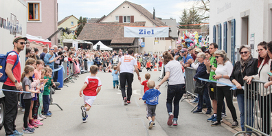 Der Minisprint lockt auch die Kleinsten an die Startlinie des Dorflaufs. 
