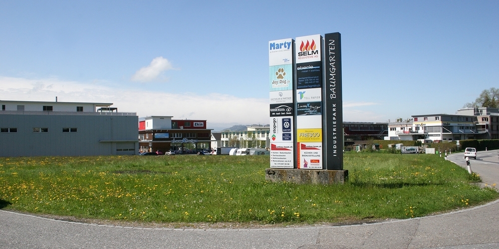 Hier wird die Freiflächen-Photovoltaik-Anlage gebaut: Industrieareal «Baumgarten» an der Uznacherstrasse in Kaltbrunn.
