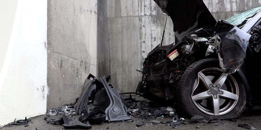 Das Auto prallte mit 100 km/h gegen das Tunnelportal