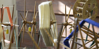 Auf dem Rundgang durchs Museum  wird von Märchen und Sagen über das Spinnen und Weben oder den Müller und  den Schmied erzählt.