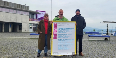 (v.l.n.r.) Astrid Walser, Reto Linsi und Frédéric Zwicker kündigen den «KulTurnus» im Visitor Center an.