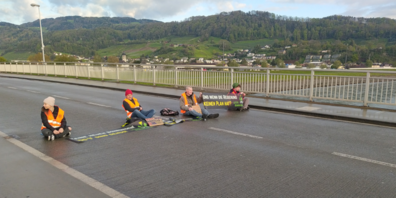 Acht Protestierende klebten sich auf die Strasse