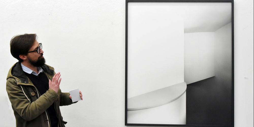 Der Präsident des Kunstankaufgremiums des Kantons Schwyz, Matthias Ulrich, stellte die im vergangenen Jahr zugekauften Werke den zahlreichen Besuchern anlässlich einer Vernissage in Pfäffikon vor.  (Bild: Hans Ueli Kühni)