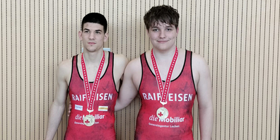 Fritz Reber und Lukas Lötscher (von links) mit ihrer SM-Goldmedaille.