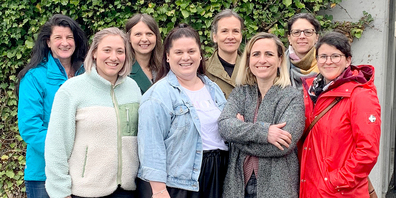 Das Femtastisch-OK mit (hinten, v. l.) Patricia Beeler (parteilos), Miriam Blunschy (Die Mitte), Ulli Baumgartl (SP), Claudia Hiestand (parteilos), (vorne, v. l.) Ursi Reichmuth (SP), Katja Aldi (Frauennetz Kanton Schwyz), Natalie Eberhard (SP) und Ruth von Euw (GLP). Es fehlt Nathalie Ruoss (Juso).