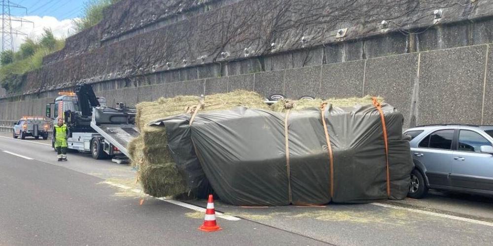 Der mit Heuballen beladene Anhänger blieb quer zur Fahrbahn liegen.