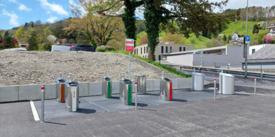 Die Sammelstelle für Glas, Alu, Textilien und Hausmüll auf dem Stossplatz.