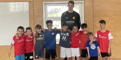 Gruppenfoto mit dem Handballer Noah Haas.