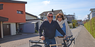 Thomas Kälin und Marlies Meier-Kälin vor ihren zwei Einfamilienhäusern (links), die sie gerne als ein Generationenhaus mit gemeinsam nutzbaren Räumen wie Tiefgarage, Treppenhaus, Keller, Waschküche etc neu gebaut hätten.