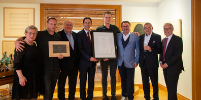 V.l.n.r.: Inge Louven (privates L’Art de Vivre Mitglied), Executive Chef Sebastian Zier (Einstein St.Gallen), Hans Stefan Steinheuer (Präsident L’Art de Vivre Residenzen), Michael Vogt (General Manager Einstein St.Gallen), Richard Schmidtkonz (Head Chef Einstein Gourmet), Hubert Obendorfer (Geschäftsführer L’Art de Vivre Residenzen), Hansruedi Bolli (Verwaltungsrat Einstein St.Gallen), Joachim Niermann (privates L’Art de Vivre Mitglied).