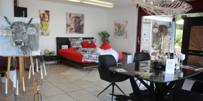 Die Gemälde von Sylvia Bühler fügen sich stilvoll in die die Möbel im Ausstellungsraum von Monti's Möbelhaus ein – so könnte es im eigenen Zuhause aussehen. 