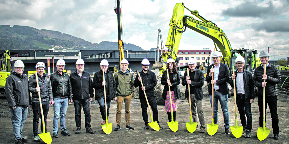 Die Verantwortlichen freuen sich über den Spatenstich.