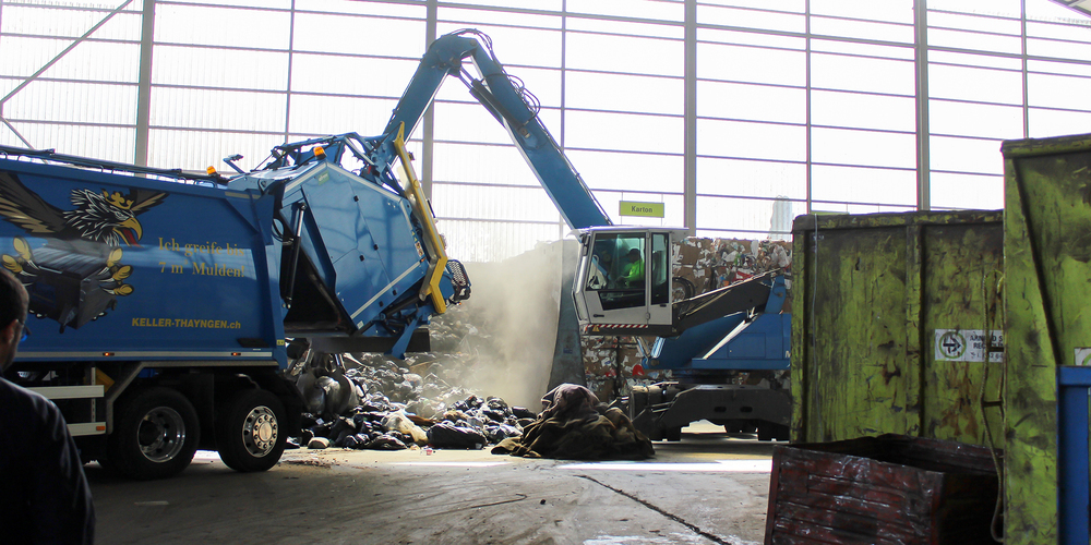 Mit grossen Baggern werden an drei Standorten jährlich insgesamt 65 000 Tonnen Abfälle sortiert und weiterverarbeitet.