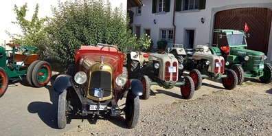 Ein Maybach fährt ein.