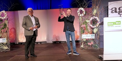 AGV-Präsident Klaus Brammertz überreichte Gregor Loser den «Goldenen Schraubenzieher»