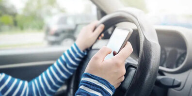 Hände weg vom Handy am Steuer.