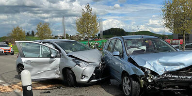 Beim Zusammenprall zwischen zwei Autos wurden zwei Personen mittelschwer verletzt.