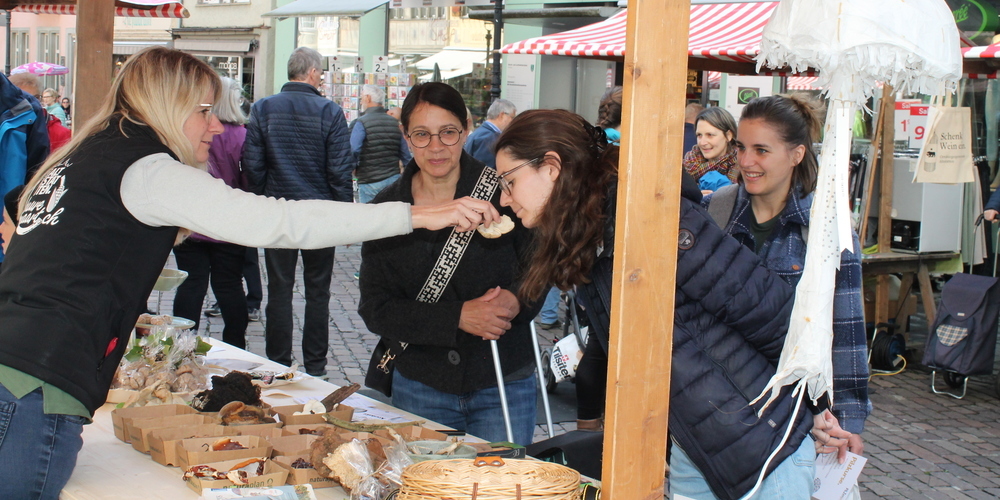 Geglückter Auftakt der «Buuremaart»-Saison im Städtli. Die Besucherinnen und Besucher kamen scharenweise und bevölkerten die Gassen und Strassencafés. Es gab gratis «Buuremaart»-Brötli und ein stilvolles, regionales Angebot.	