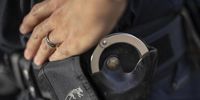 Die Polizei hat am Samstag in Zürich ausrücken müssen, weil bei einem Streit einer der Kontrahenten mit einer Stichwaffe schwer verletzt worden ist. (Symbolbild)
