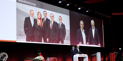Erwin Ziegler (li.) und Georges Lüchinger begrüssten die Stimmberechtigten und stellten die im Hintergrund projizierte Geschäftsführung der Bank mit Bankleiter Thomas Haas vor