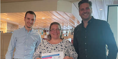 Übergabe Spendenscheck:  v.l.n.r.: Marvin Flückiger (Präsident Jungfreisinnige Wil), Monika Eisenhut (Palliative Ostschweiz Forum Flawil), Marc Flückiger (Präsident Regionalpartei FDP.Die Liberalen Wil-Untertoggenburg).