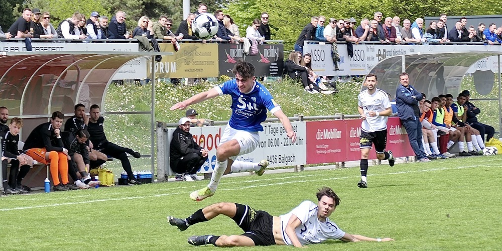 Timon Cabezas mit einem eingesprungenen Rittberger beim letzten Match von Widnau gegen Adliswil