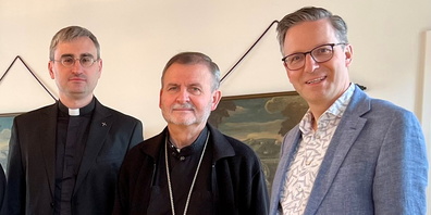 Der griechisch-katholische Bischof Demetrius Hryhorak (Mitte) aus der Eparchie Buchach und sein Projektmitarbeiter Pfarrer Volodymyr Hrabyk (links) mit Thomas Franck, Verwaltungsdirektor des Konfessionsteils.