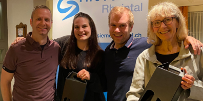 Die Vorstandsmitglieder Marion Lutz (2. von links) und Silvana Braun (ganz rechts) danken Adrian Sonderer (ganz links) und Hannes Hutter (3. von links) für ihr Engagement als ehemaliger respektive neu gewählter Kassier.