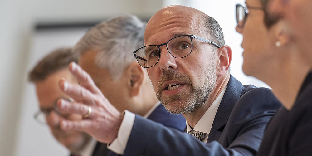 Der Obwaldner Landammann Christoph Amstad (CVP) erläutert die Beweggründe für das geplante Zusammengehen des Luzerner und des Obwaldner Kantonsspitals.