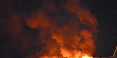 Die Feuerwehr kämpfte in der Nacht auf den 22. April gegen die Flammen im Neubau des Golfclubs in Hildisrieden.