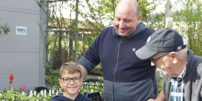 Von links nach rechts: Leon, Matthias und Walter Wolf aus Rüthi freuen sich, die heimischen Wildstauden im Garten zu pflanzen. 