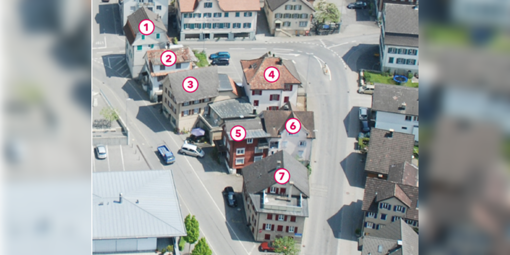 Sieben Häuser, die das Dorfbild prägten: 1 - Bürdelhaus, 2 - Haus Steiner, 3 - Kaufhaus Kuster, 4 - Kaplanei, 5 - Haus Thrier, 6 - Haus Wick, 7 - Haus Glaus.
