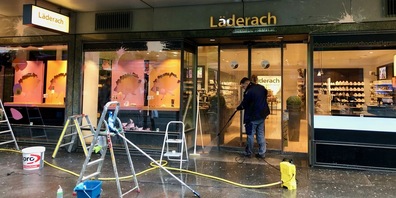 Um 18 Uhr war der Grossteil der Läderach-Ladenfront an der Bahnhofstrasse bereits wieder gereinigt.