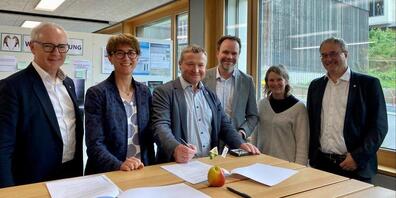 Landammann Dölf Biasotto, Regierungsrätin Monika Knill, Landammann-Stellvertreter Alfred Stricker, Ratschreiber Roger Nobs, die Ausserrhoder Staatsarchivarin Jutta Hafner und der Thurgauer Kantonsarchäologe Hansjörg Brem.