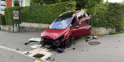 Nachdem das Auto über das Trottoir auf der anderen Strassenseite geriet, rammte es einen massiven Holzpfahlzaun, durchfuhr eine Hecke und kam auf der Zelgstrasse zum Stillstand.