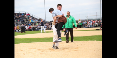 Der Schaffhauser Bürgler Patrick wirbelt seinen Widersacher Egger Nico durch die Lüfte.