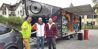 Louis Palmer, Frédéric Michaud und Maler Chris Pfenninger (v. l.) posieren vor dem Solar Butterfly, der bereits 27 Länder besucht hat und im Juni nach Nordamerika weiterzieht.