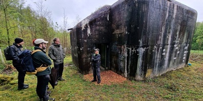 Aufmerksame Zuhörer auf der Bunkerwanderung.