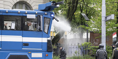 Die Polizei hat die unbewilligte Nachdemo am 1. Mai in Zürich unterbunden. Mehr als 400 Personen wurden weggewiesen, 19 verhaftet.