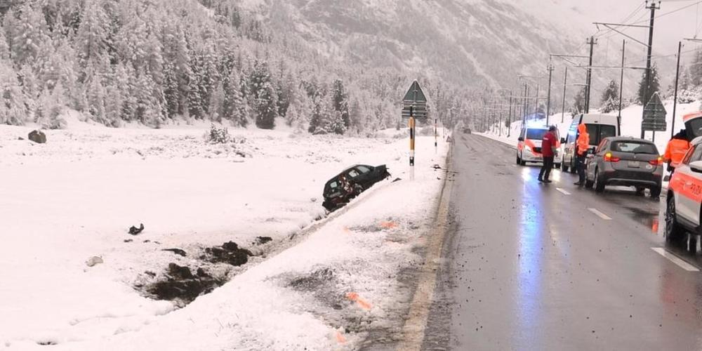Das Auto überschlug sich entlang der Strassenböschung mindestens vier Mal.