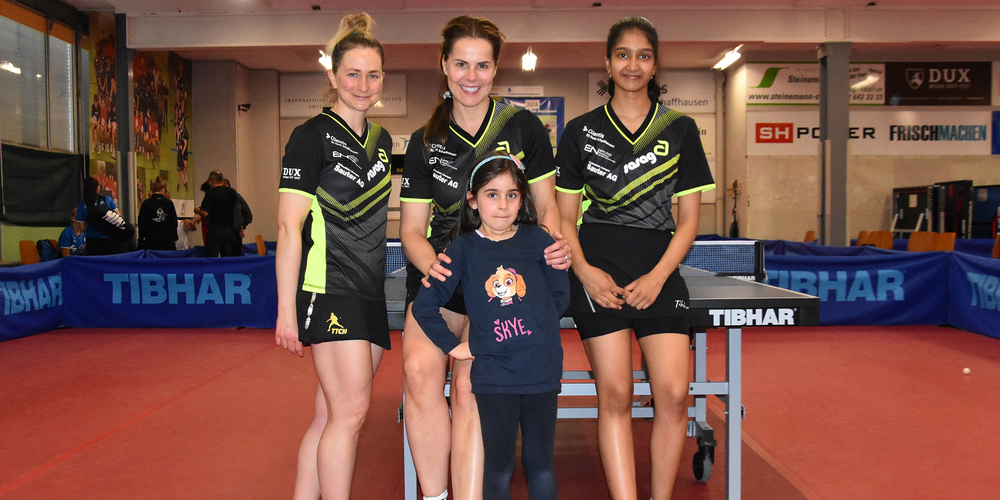 Teambild nach Einzug Superfinal mit Laura Robertson, Elke Schall-Süss und Tochter Stella und Akhyata Patra.