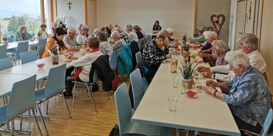 Beim Seniorenlotto gab es Gutscheine für einheimische Geschäfte und Spezialitäten aus dem Dorf zu gewinnen.