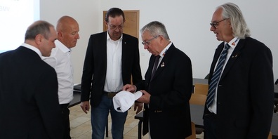 Der IBMV-Vorstand (von links) mit Seedienstleiter Martin Lepple, Karl Rebsamen, Philipp Kuner, Präsident Paul Minz (Bildmitte mit weissem Cap in der Hand) und IBMV-Vizepräsident Harald Vetter, tauscht sich aus.