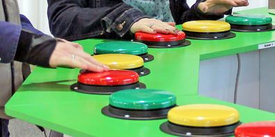Am Stand der Energiestadt Flawil kann das Buzzer-Quiz rund um das Thema Energie gespielt werden. 
