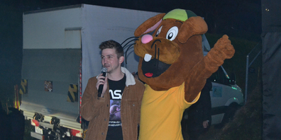 Initiator Silas Egli mit Maskottchen Beni bei der Eröffnungsfeier.