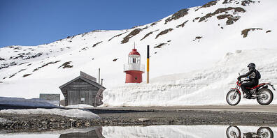 Eine neue Präventionskampagne in Deutsch, Italienisch und Rätoromanisch soll Motorradfahrende in Graubünden vor Unfällen bewahren. (Symbolbild)
